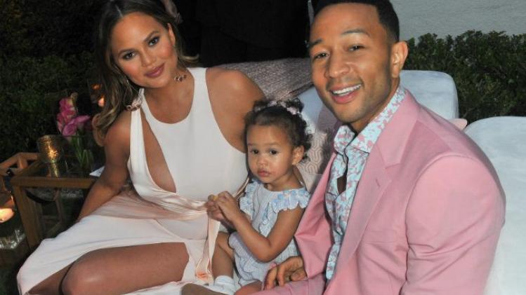 Chrissy Teigen at placenta op na bevalling